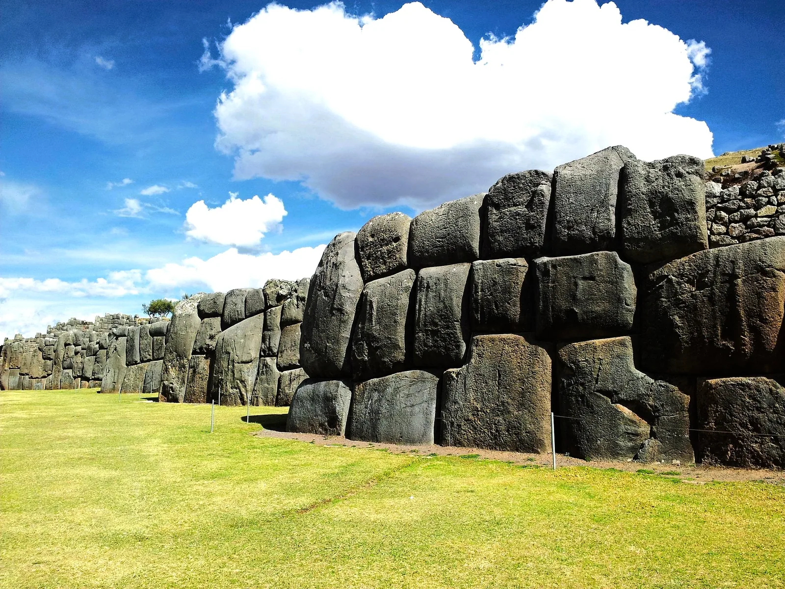 Sacsayhuamán's stones, fitted without mortar for six centuries