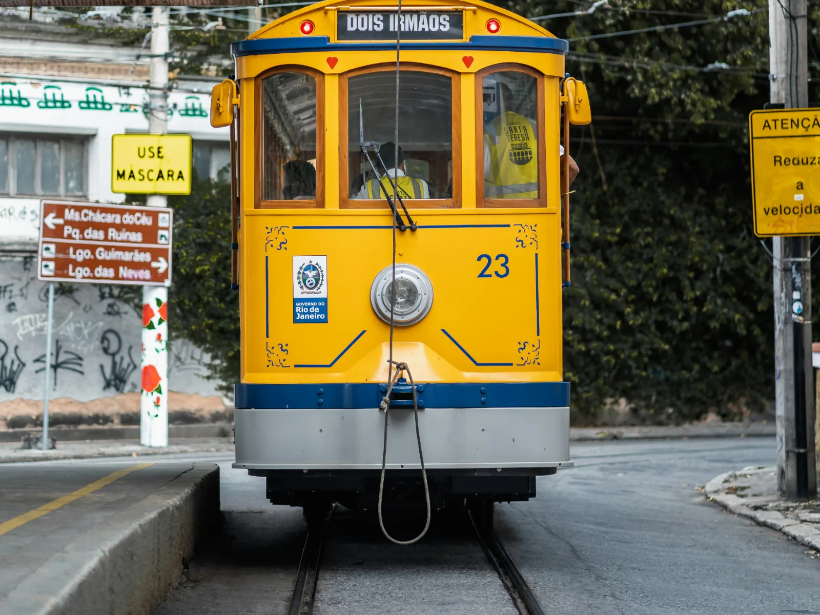 The yellow bonde at rest, its board set for Dois Irmãos