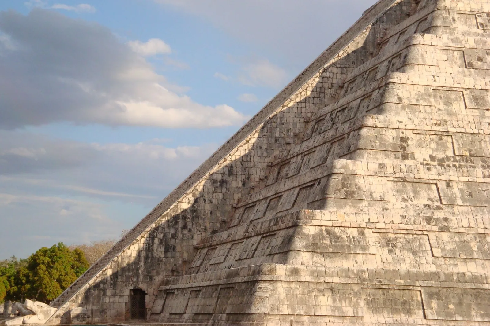 A luz da tarde projeta triângulos de sombra na escadaria norte de El Castillo, que termina numa cabeça de serpente de pedra