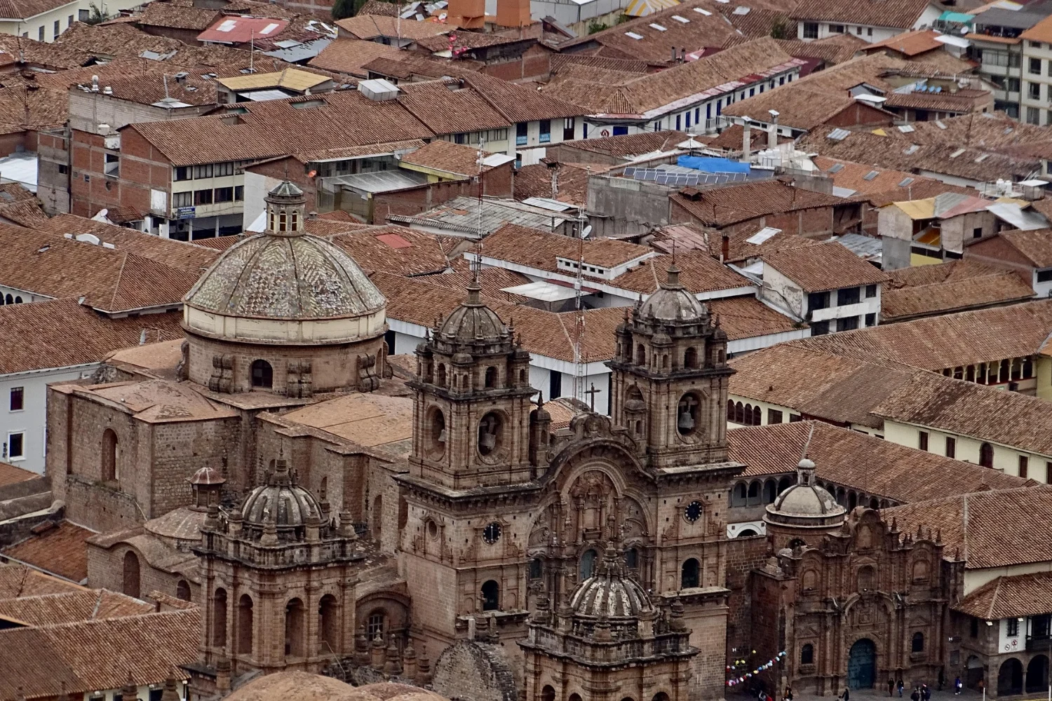 Las cúpulas y campanarios del centro histórico vistos desde lo alto, entre techos de teja que llegan al borde de la imagen