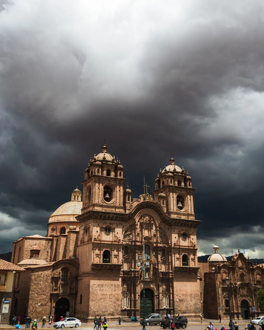Storm cloud over La Compañía, on the Plaza de Armas