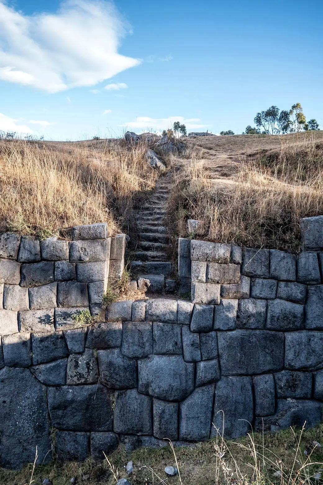 Uma escada entre as pedras encaixadas de Sacsayhuamán