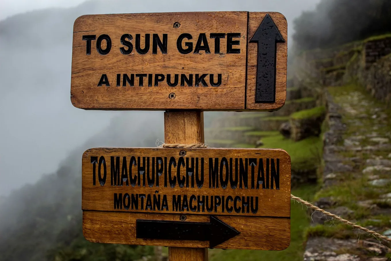Placa para a Porta do Sol na neblina, em Machu Picchu