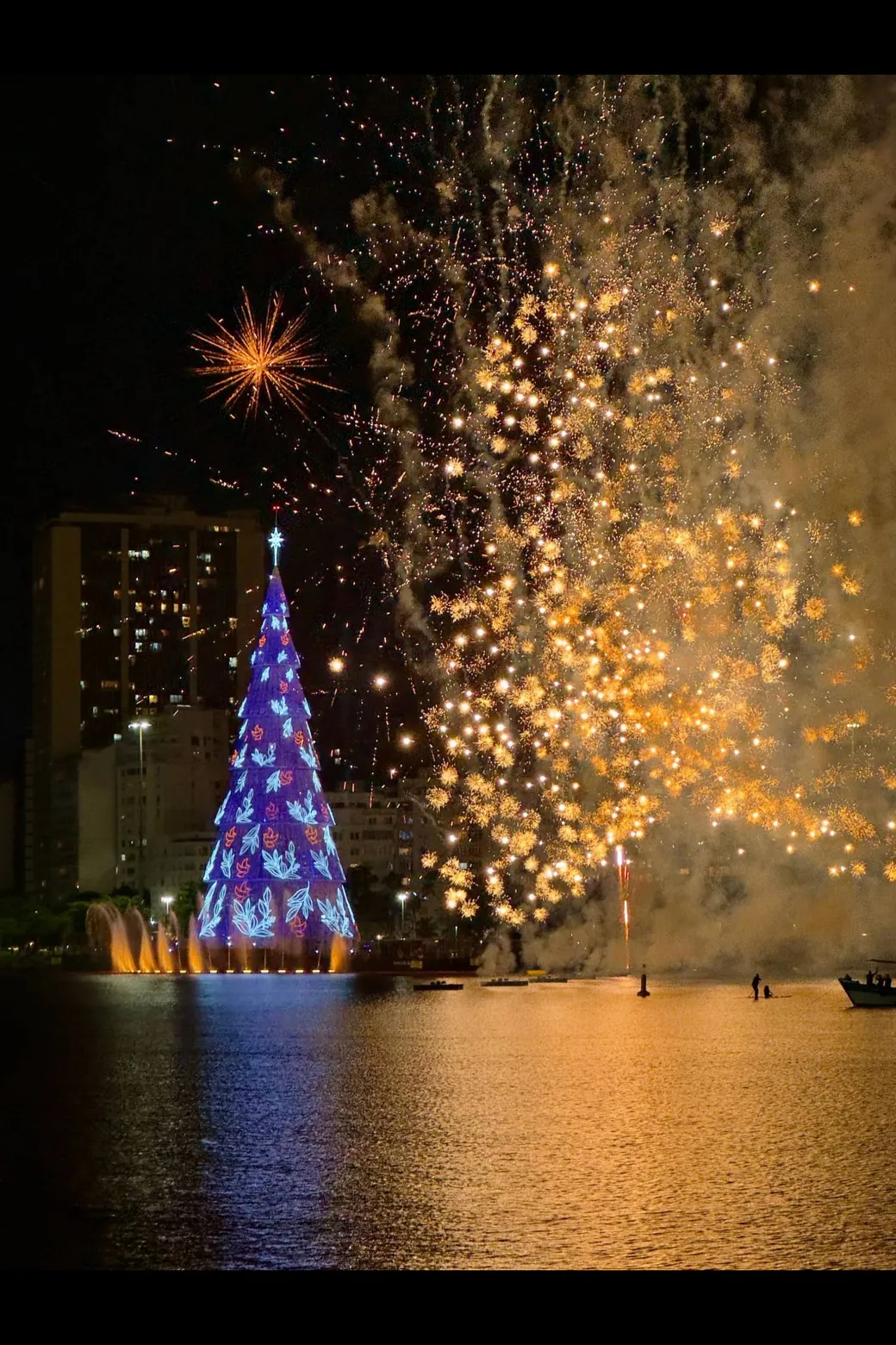 Fogos sobre a árvore de Natal da Lagoa, antes do Réveillon
