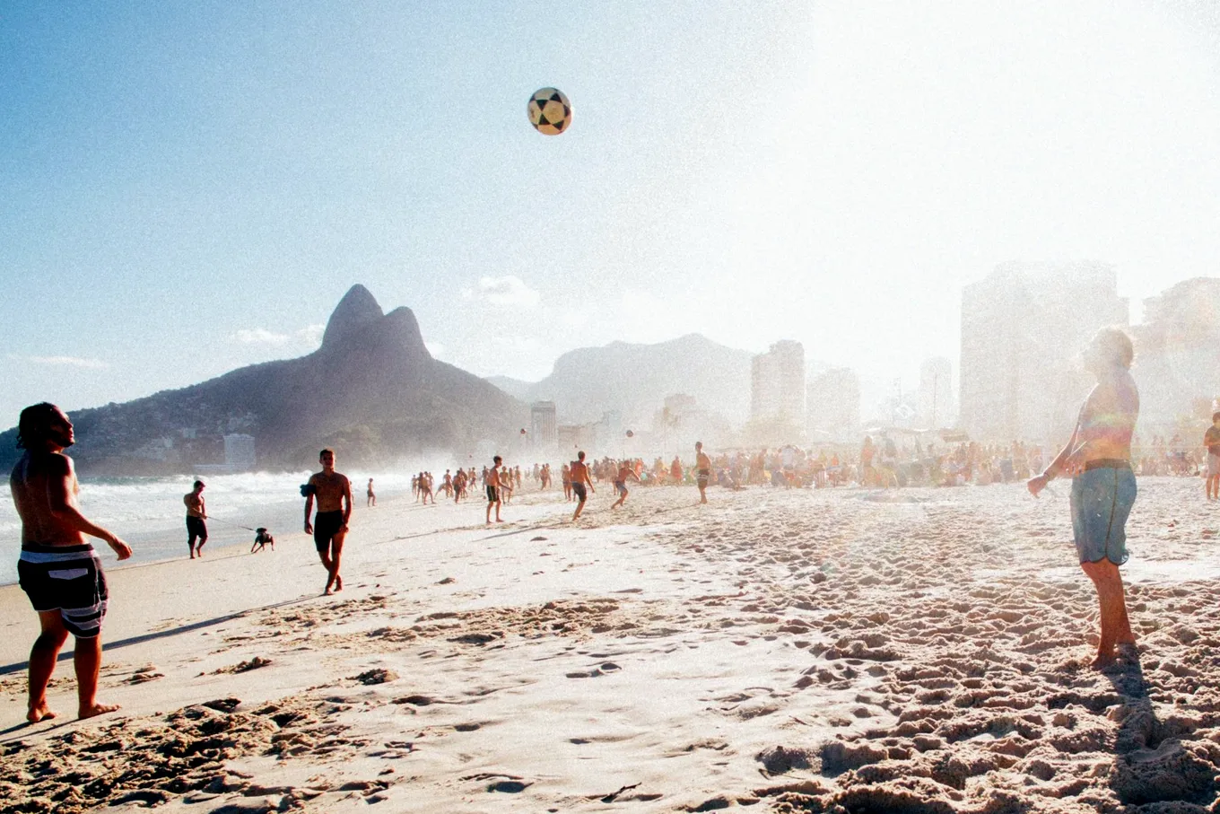Keeping the ball in the air at Ipanema, Dois Irmãos behind